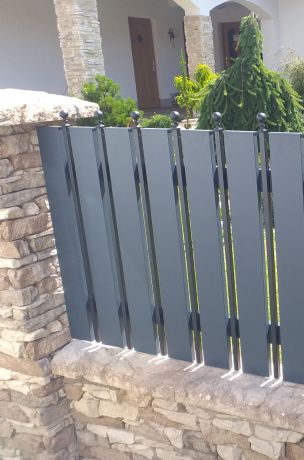 šedý hliníkový plot