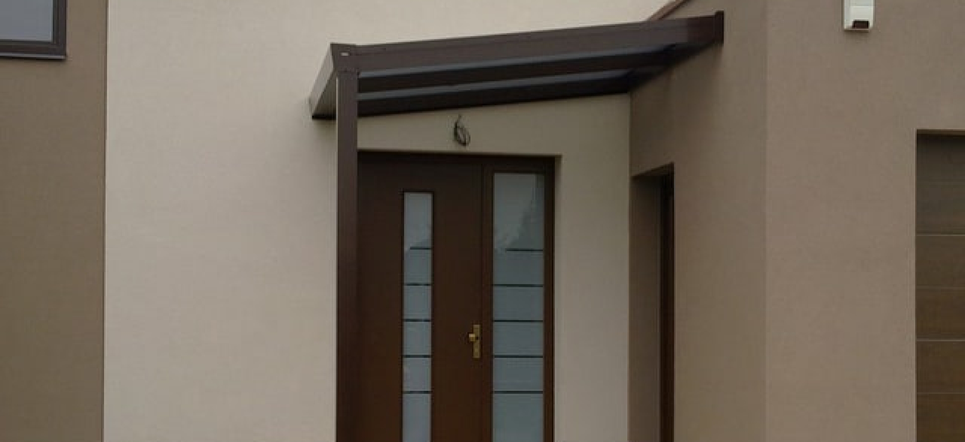 hliníkový přístřešek nad dveře
