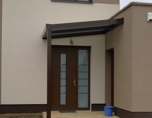Elegantní vstup do domu – hliníkový přístřešek nad dveře