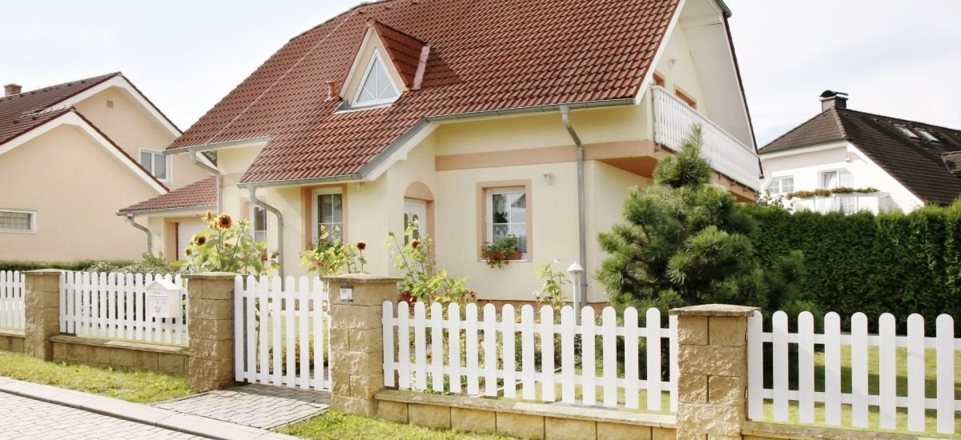Jak dokonale sladit hliníkový plot s designem vašeho domu