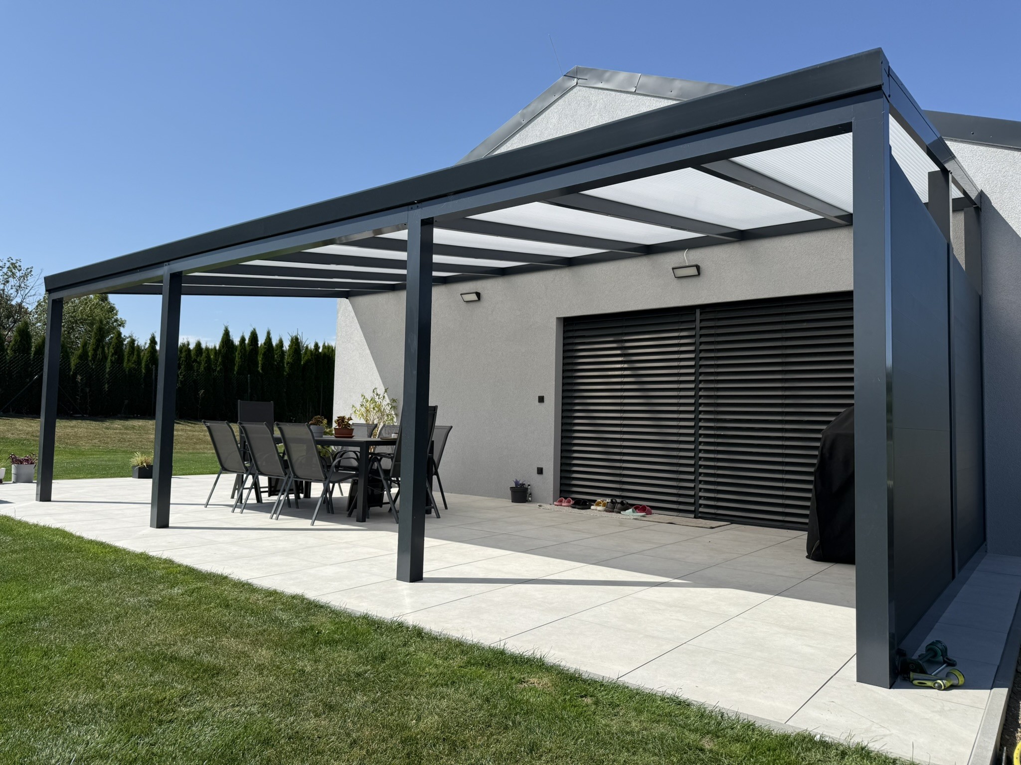 Hliníková pergola jako místo pro zahradní knihovnu a čtenářský koutek