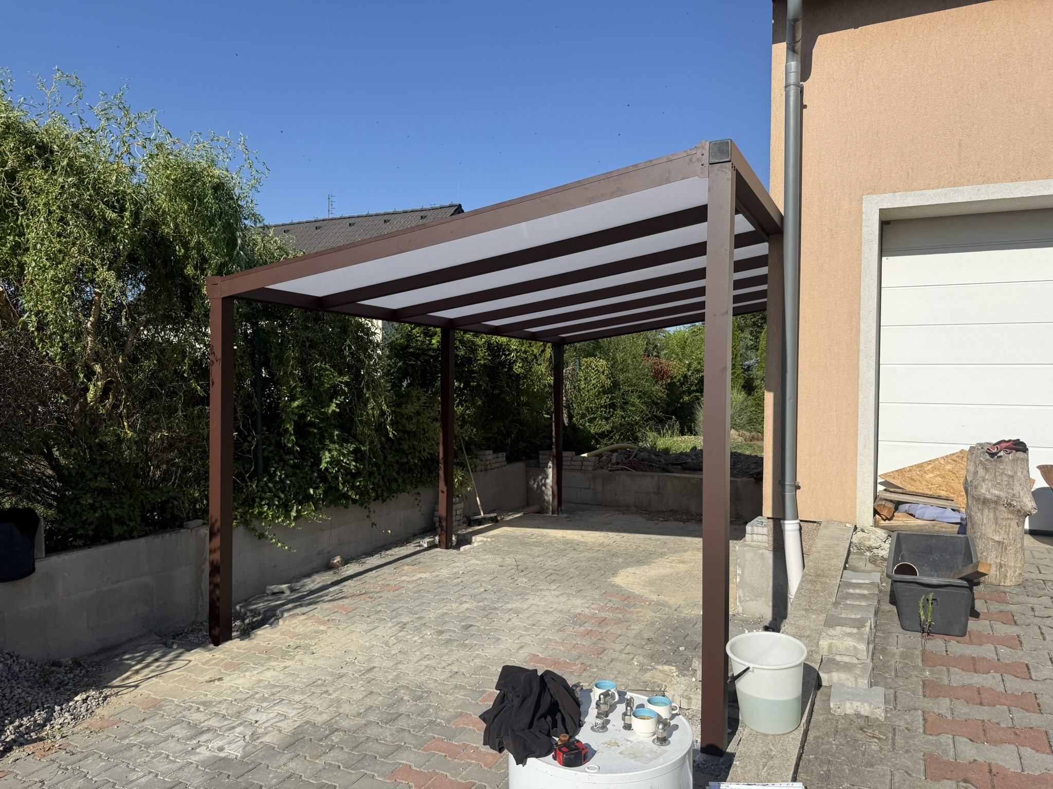 Hliníková pergola na úzké terase: Jak pracovat s omezeným prostorem